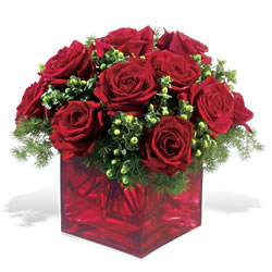  Bursa çiçek satışı iznik hediye sevgilime hediye çiçek  9 adet kirmizi gül cam yada mika vazoda 