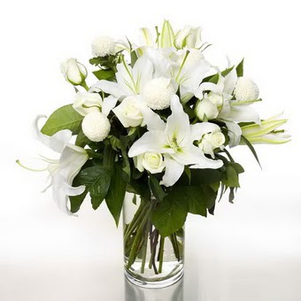  Çiçekçi Bursa sitesi nilüfer anneler günü çiçek yolla  1 dal cazablanca 7 adet beyaz gül vazosu