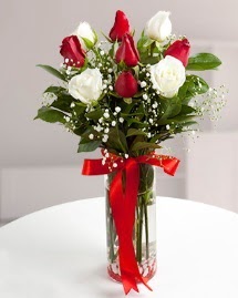 5 kırmızı 4 beyaz gül vazoda  Bursa çiçek ucuz çiçek gönder 